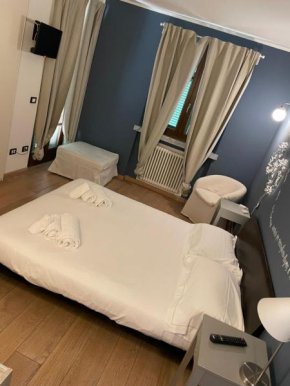 Elegante camera matrimoniale con balcone a 500 mt dal mare Marinella Di Sarzana